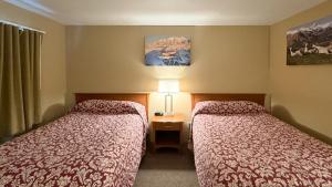 Postel nebo postele na pokoji v ubytování Young's Motel