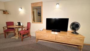TV a/nebo společenská místnost v ubytování Young's Motel