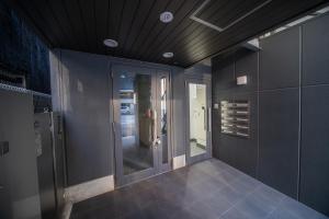 een hal van een huis met een glazen deur bij Mi-Kan Design Hotel in Tokyo +56 foto's