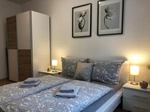 Postel nebo postele na pokoji v ubytování No2 TOP Apartment4YOU - 3 Zimmer, 1-6 Pers, Saarbrücken - Jägersfreude Saarbruecken