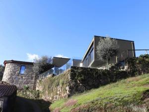 ein Haus am Hang eines Hügels in der Unterkunft Casa do Norte in Póvoa de Lanhoso
