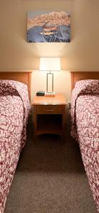 Postel nebo postele na pokoji v ubytování Young's Motel