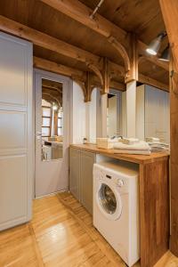 lavadero con lavadora en Cozy studio and standard apartments in the heart of Oldtown, en Vilna