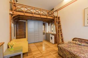 Un dormitorio con una litera en una habitación. en Cozy studio and standard apartments in the heart of Oldtown, en Vilna