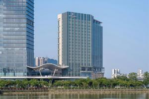珠海珠海中海万丽酒店的靠近水体的高大的玻璃建筑