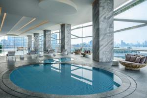 Bazén v ubytování Renaissance Zhuhai Hotel nebo v jeho okolí