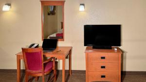 TV a/nebo společenská místnost v ubytování Young's Motel