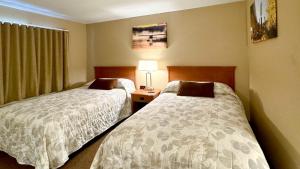 Postel nebo postele na pokoji v ubytování Young's Motel