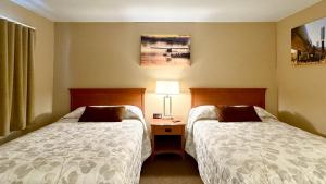 Postel nebo postele na pokoji v ubytování Young's Motel