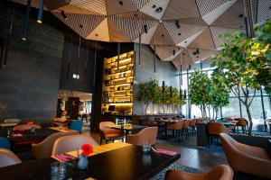 ein Speisesaal mit Tischen und Stühlen und ein Restaurant in der Unterkunft Kalev Spa Hotel & Waterpark in Tallinn