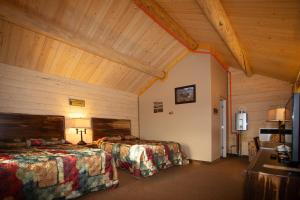 Postel nebo postele na pokoji v ubytování Young's Motel