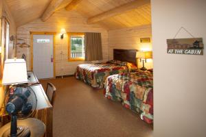 Postel nebo postele na pokoji v ubytování Young's Motel