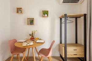 a dining room with a table and chairs at Les Lodges des Forges - Appartements Climatisés in Strasbourg