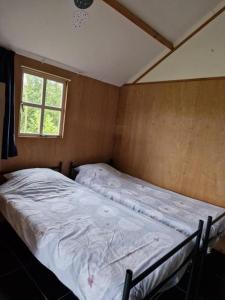 Postel nebo postele na pokoji v ubytování Zilveren maan blokhut 2, trekkershut 2 + 7 fotografií