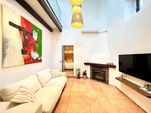 ein Wohnzimmer mit einer weißen Couch und einem Kamin in der Unterkunft Cream homes Son Celles, ETV3533 in Sencelles