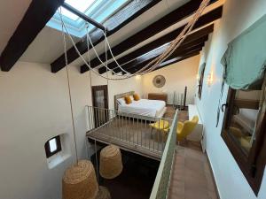 ein Schlafzimmer mit einem Bett und einem Tisch in einem Zimmer in der Unterkunft Cream homes Son Celles, ETV3533 in Sencelles + 48 Fotos