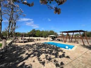 einen Pool mit einem Picknicktisch und einem Baum in der Unterkunft Cream homes Son Celles, ETV3533 in Sencelles