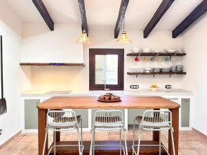 eine Küche mit einem Holztisch und Stühlen in der Unterkunft Cream homes Son Celles, ETV3533 in Sencelles