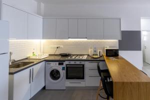 Kuchyň nebo kuchyňský kout v ubytování Pompeius Two Bedroom Sea View Apartment in Caesar Resort & SPA, Long Beach