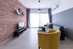 TV a/nebo společenská místnost v ubytování Pompeius Two Bedroom Sea View Apartment in Caesar Resort & SPA, Long Beach