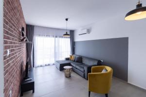 Posezení v ubytování Pompeius Two Bedroom Sea View Apartment in Caesar Resort & SPA, Long Beach