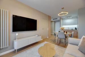 Televízia a/alebo spoločenská miestnosť v ubytovaní Merwede Residence - 100 metrów od plaży by Downtown Apartments