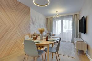 Televízia a/alebo spoločenská miestnosť v ubytovaní Merwede Residence - 100 metrów od plaży by Downtown Apartments