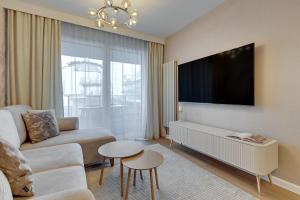 Televízia a/alebo spoločenská miestnosť v ubytovaní Merwede Residence - 100 metrów od plaży by Downtown Apartments