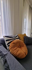 łóżko z poduszkami w pokoju w obiekcie apartamento céntrico jerez calle tucan n17 w mieście Jerez de la Frontera
