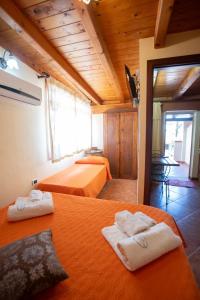 een slaapkamer met twee bedden met handdoeken erop bij Le Villette Luisa in Lampedusa