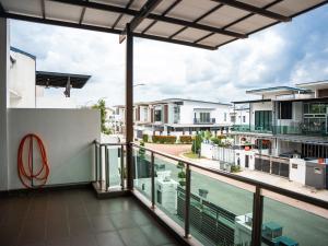 Cet appartement dispose d'un balcon offrant une vue sur la rue. dans l'établissement Seri Austin Landed GameHaus 16pax BBQ Mahjong by Our Stay, à Johor Bahru