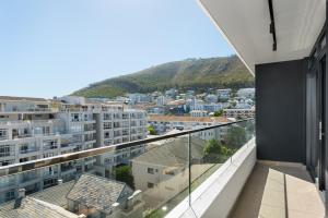 una vista desde el balcón de un edificio en The Sage Luxury Apartment Hotel, en Ciudad del Cabo