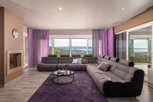 斯普利特Villa Awesome的客厅配有大沙发和紫色窗帘