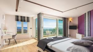 斯普利特Villa Awesome的一间卧室设有一张大床、紫色墙壁和窗户