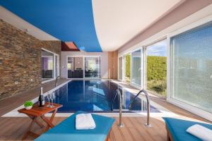 斯普利特Villa Awesome的蓝色天花板房子内的游泳池