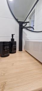 lustro siedzące na drewnianej podłodze w łazience w obiekcie apartamento céntrico jerez calle tucan n17 w mieście Jerez de la Frontera +29 zdjęć