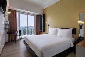 Postel nebo postele na pokoji v ubytování Hotel Santika BSD City-Serpong + 10 fotografií