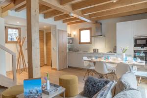 een keuken en woonkamer met een tafel en stoelen bij Les Portes de Megève in Praz-sur-Arly +59 foto's