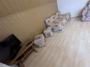 salon z dwoma krzesłami i telewizorem w obiekcie Apartament Rita w mieście Godziszka