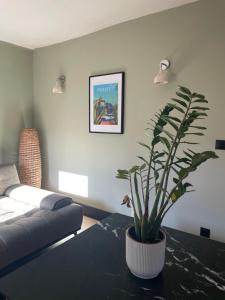 Ένα ή περισσότερα κρεβάτια σε δωμάτιο στο Cosy and Chic Apartment