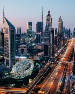 Nespecifikovaný výhled na destinaci Dubaj nebo výhled na město při pohledu z hotelu