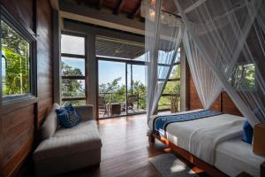 Giường trong phòng chung tại Treehouse Chalets - Luxury getaway within a short distance of Ella