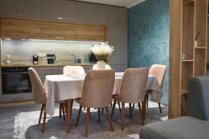 鲁塞Апартамент Девио Чар的带餐桌和椅子的厨房