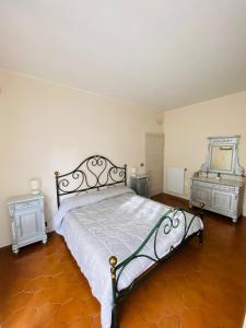 Ένα ή περισσότερα κρεβάτια σε δωμάτιο στο Casa Margherita 2, con box x auto e bike