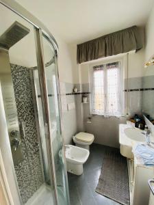 Ένα μπάνιο στο Casa Margherita 2, con box x auto e bike