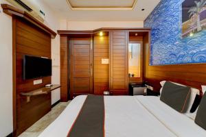 Μια τηλεόραση ή/και κέντρο ψυχαγωγίας στο Hotel O ENCLAVE RESIDENCY NEAR AIRPORT