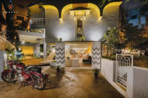 Una casa con dos motos estacionadas enfrente en Zostel Bangalore- Indiranagar, en Bangalore