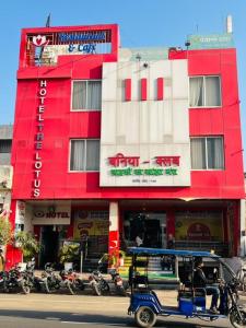 un edificio rosso con un golf cart davanti di Hotel The Lotus a Jaipur