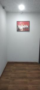 una camera con un dipinto sul muro e un pavimento in legno di Hotel The Lotus a Jaipur