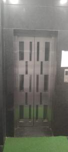 vista su un edificio con pavimento verde di Hotel The Lotus a Jaipur